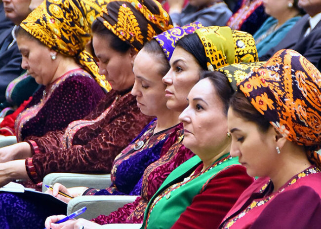 В Туркменистане в честь 8-го марта всем женщинам подарят деньги