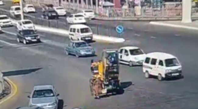 В Бухаре пенсионерка погибла под колёсами экскаватора