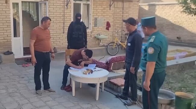 В Бухаре мужчина торговал марихуаной в собственном доме