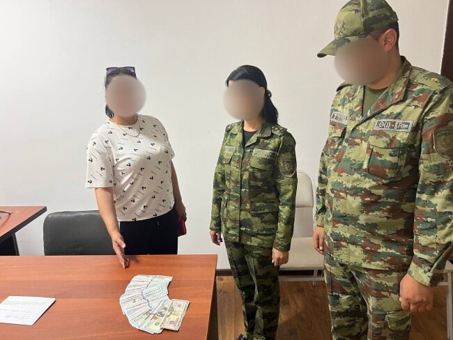В Бухаре две девушки пытались незаконно вывезти иностранную валюту в Туркменистан