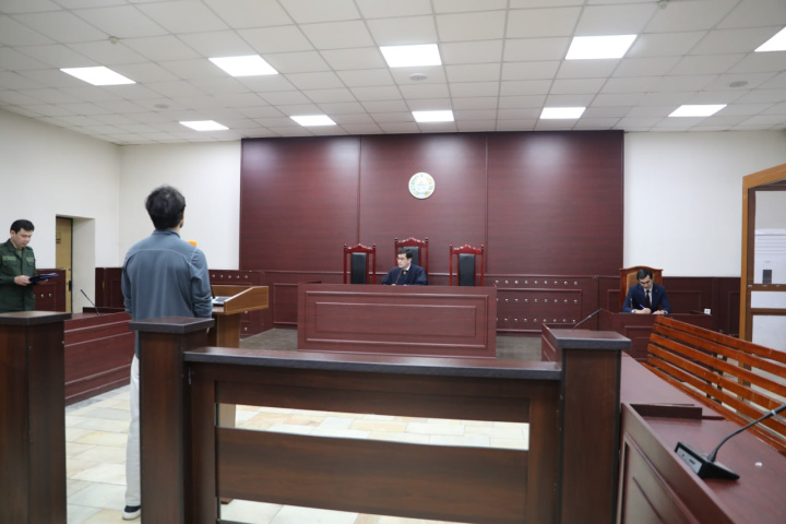 Суд пересмотрел резонансное дело Асадбека Жумаева и отправил его на 10 суток под арест